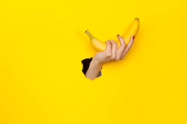 hand holding banana - Фото, изображение