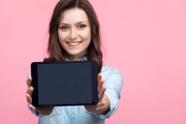 Woman showing tablet - Zdjęcie, obraz