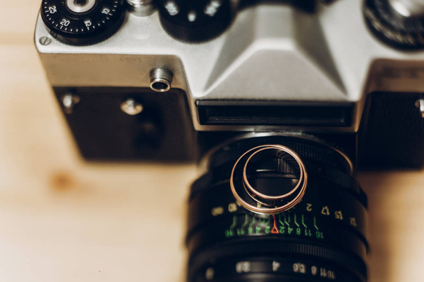 обручальные кольца на старой фотокамере
 - Фото, изображение