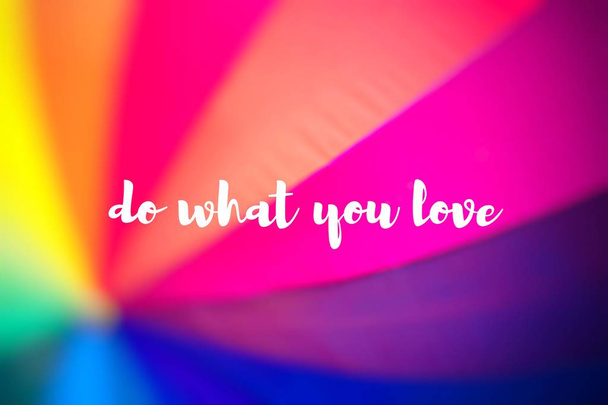 Haz lo que amas. Paraguas de color arco iris
. - Foto, imagen