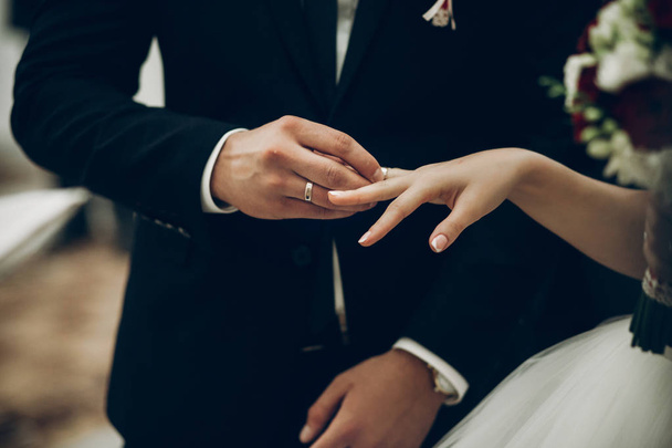 Обмен кольцами между невестой и женихом - Фото, изображение