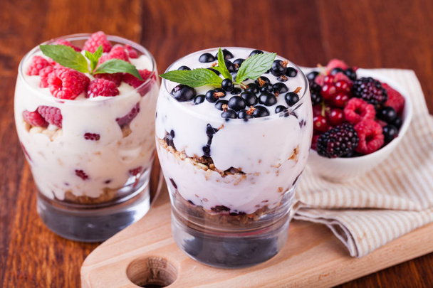 yogurt with muesli and berries - Zdjęcie, obraz