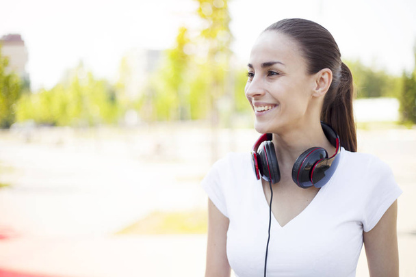 mulher ouvindo música via celular
  - Foto, Imagem