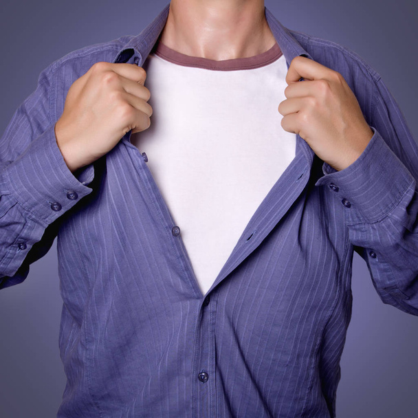 Άντρας τραβώντας το ανοιχτό πουκάμισο δείχνει λευκό πουκάμισο τ - Φωτογραφία, εικόνα