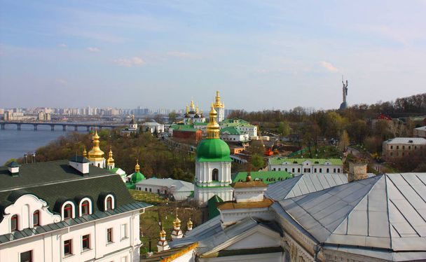 Vista del Dnieper e della madrepatria da Kiev-Pechersk Lavra a Kiev
 - Foto, immagini