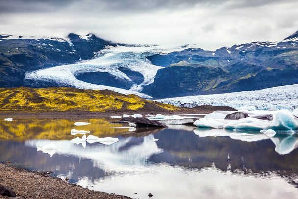 Landscape with glacier Vatnajokull and lake - Foto, Imagem