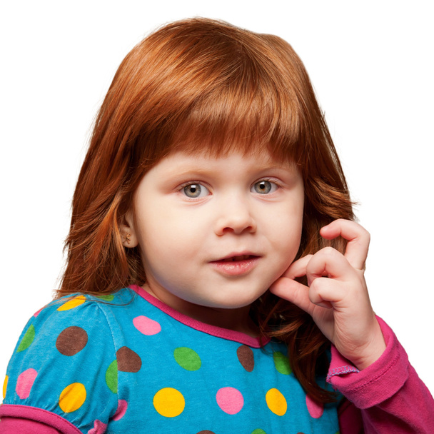 Szép, vörös hajú kis lány arc közeli képe - Fotó, kép