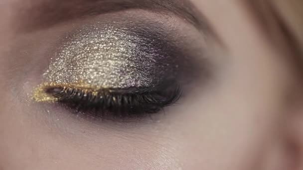 The girl opens her eyes. Girl with beautiful evening make-up, - Video, Çekim