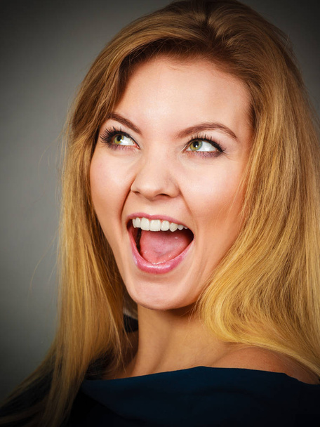 Retrato de mujer rubia feliz sonriendo con alegría
 - Foto, imagen