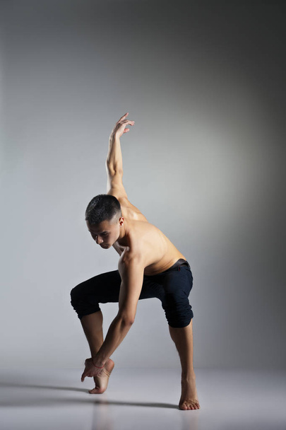 Young and stylish modern ballet dancer - Foto, afbeelding