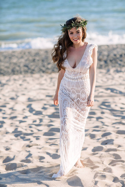 schöne Mädchen am Strand in einem schönen Kleid. Sonniger Tag, weißer Sand, Boho - Foto, Bild