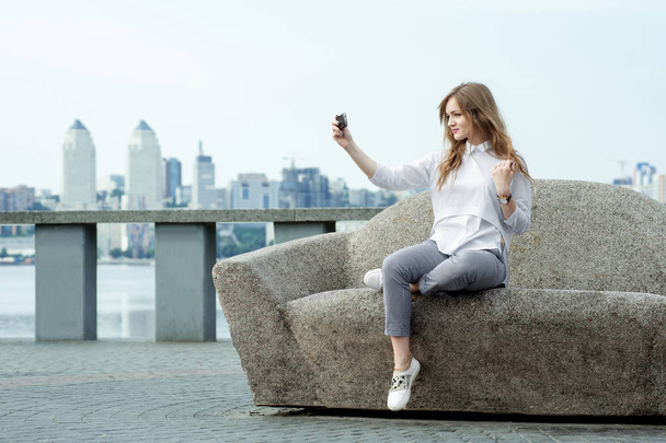 trendy young woman taking a selfie in the city10 - Fotografie, Obrázek