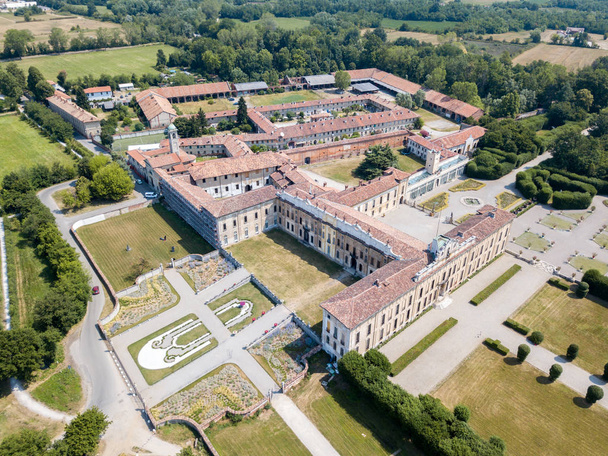 Villa Arconati, Castellazzo, Bollate, Milan, Italië. Luchtfoto van Villa Arconati. Tuinen en park, Groane Park. Paleis, barok paleis, straten en bomen gezien van boven - Foto, afbeelding