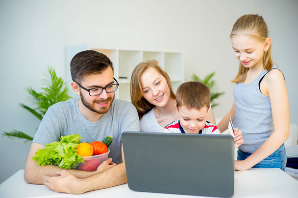 Family buying food online - Foto, immagini