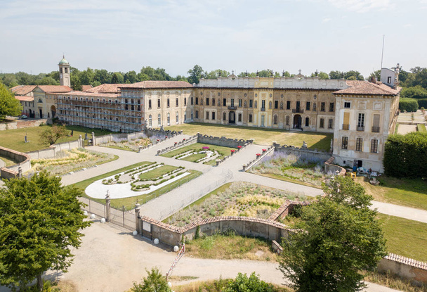 ヴィラ Arconati、カステッラッツォ、Bollate、ミラノ、イタリア。ヴィラ Arconati の空撮。庭園や公園、Groane 公園。宮殿、バロック様式の宮殿、通り、木の上から見る - 写真・画像