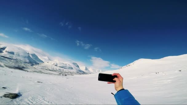 Homem esquiador tira uma foto selfie de si mesmo
 - Filmagem, Vídeo