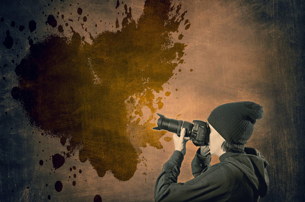 Fotógrafo disparando forma de salpicadura abstracta en la pared grunge
 - Foto, Imagen