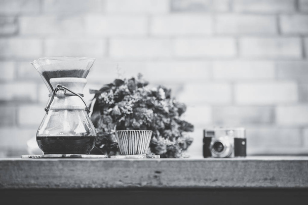 näkymä jauhettua kahvia kaatamalla vettä kahvimaahan suodattimella
 - Valokuva, kuva