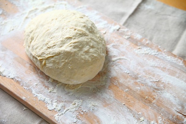 pâte à pain sur planche à découper
 - Photo, image