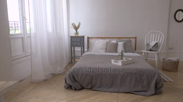 Wnętrze białej i szarej przytulnej sypialni - Materiał filmowy, wideo
