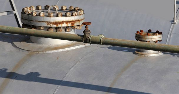 gesloten cap met staal bout in het waterreservoir van het methaangas ik - Foto, afbeelding