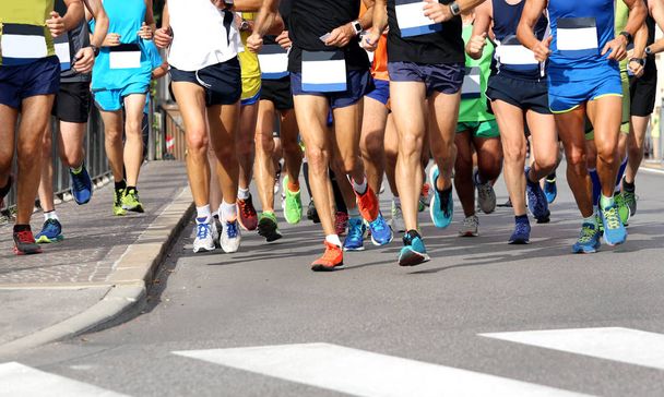 Los hombres corren la maratón en la carretera sin logotipos y marca
 - Foto, Imagen