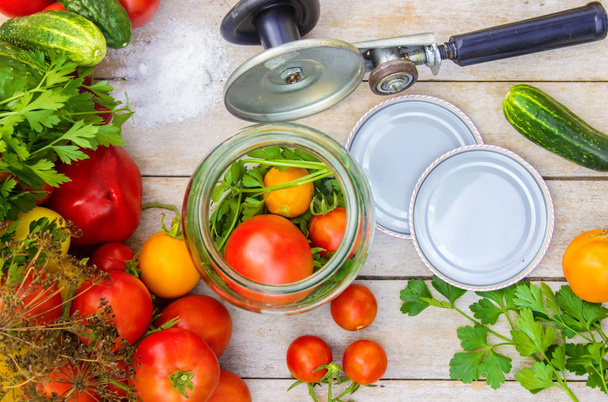 Koruma, sebze, domates ve salatalık dekapaj. Seçici odak.  - Fotoğraf, Görsel