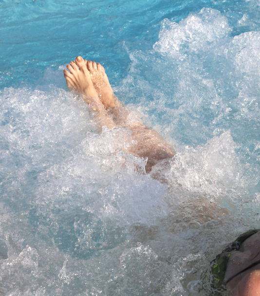 Žena v lázeňský bazén a whirlpool u jejích nohou s nehty s Majka - Fotografie, Obrázek