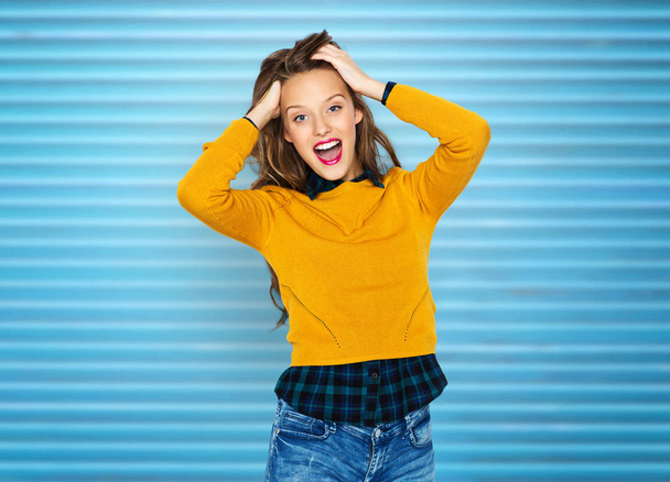 glückliche junge Frau oder Teenie-Mädchen in lässiger Kleidung - Foto, Bild