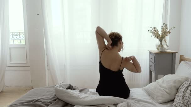 Rückansicht der sitzenden und streckenden Frau - Filmmaterial, Video