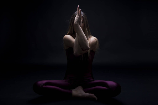 donna che pratica yoga - Foto, immagini