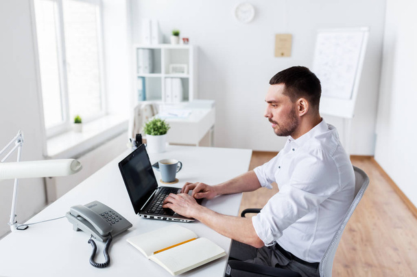 businessman typing on laptop at office - Foto, Bild