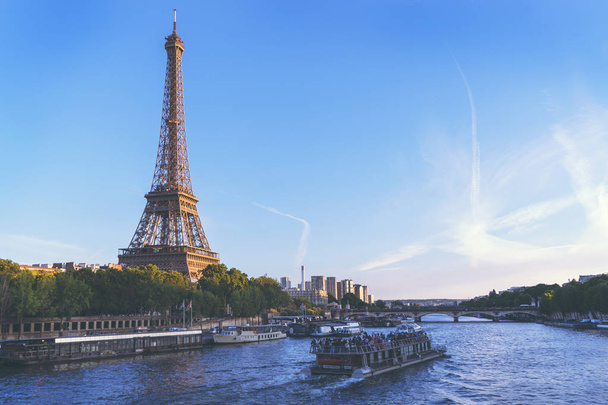 Eyfel Kulesi Paris Fransa. Vintage tarzı görüntü - Fotoğraf, Görsel