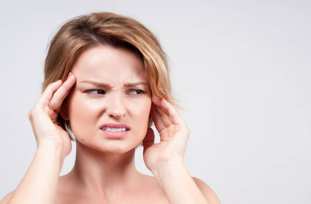 Woman having headache migraine - Foto, afbeelding