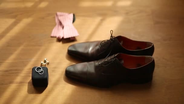 Férfi cipő és csokornyakkendő. Esküvői kiegészítők és a vőlegény ruhák - Felvétel, videó