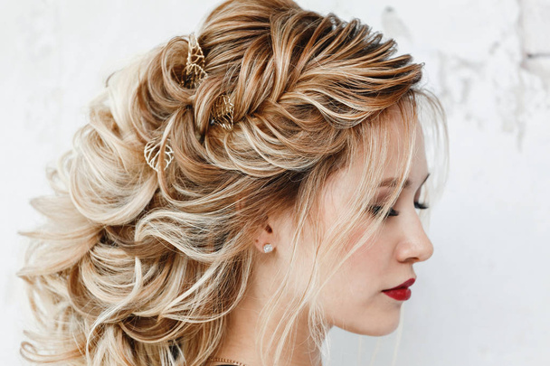 Piękna kobieta z włosów farbowanych z fryzura warkocz grecki wieczór - Zdjęcie, obraz