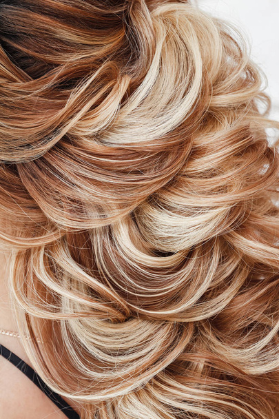 Detalhe de close-up de penteado de trança grega, visão traseira traseira no salão de cabeleireiro
 - Foto, Imagem