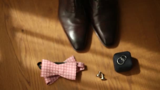 男性の靴と蝶ネクタイ。結婚式のアクセサリーや新郎の服 - 映像、動画