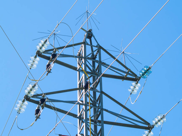 Mavi gökyüzü ile elektrik Kulesi - Fotoğraf, Görsel