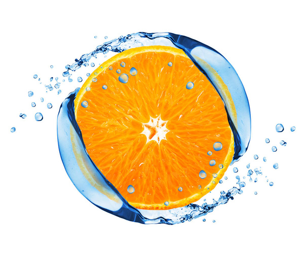 Salpicaduras de agua envuelven una rebanada de naranja, aislado en blanco
  - Foto, imagen