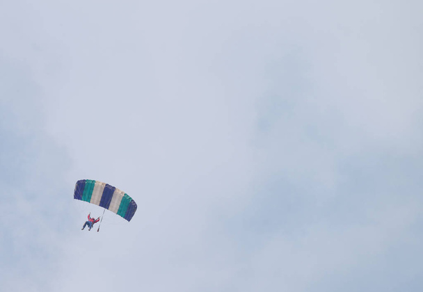 Sky diver con paracaídas abiertos de colores brillantes - área de texto avai
 - Foto, Imagen