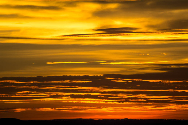 Punainen taivas oranssi auringonlasku Brasiliassa
 - Valokuva, kuva