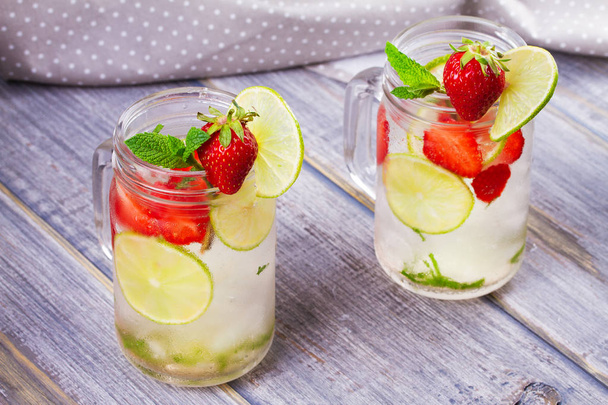 Strawberry mojito. Detox fruit and berry infused flavored water - Fotografie, Obrázek