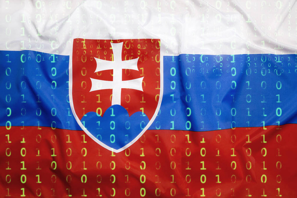 Двоичный код с флагом Словакии, концепция защиты данных
 - Фото, изображение