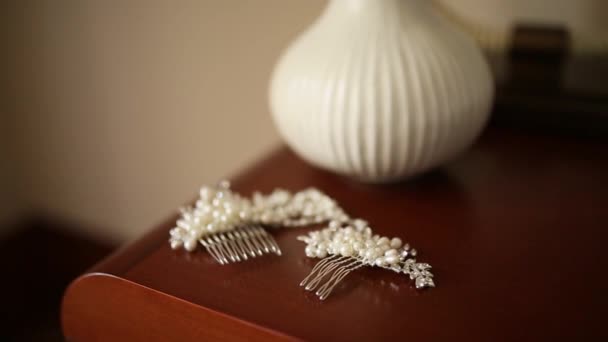 真珠と髪にヘアピン。乾燥ラベンダー フロー テーブルの上 - 映像、動画