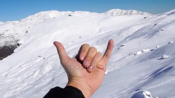 Käsi ilmaista positiivisuutta vuoren huipulla
 - Materiaali, video