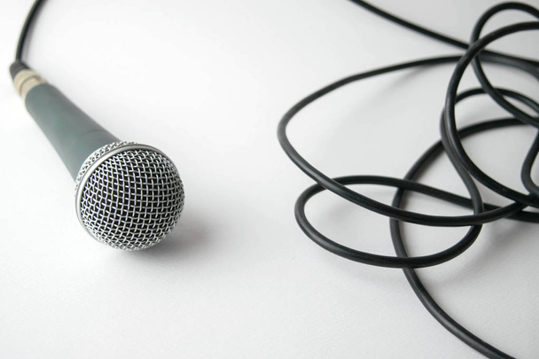 dinamikus mikrofon kábel fehér háttér - Fotó, kép