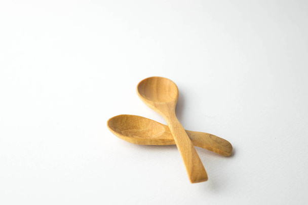 dos cucharas de madera sobre fondo blanco
 - Foto, imagen