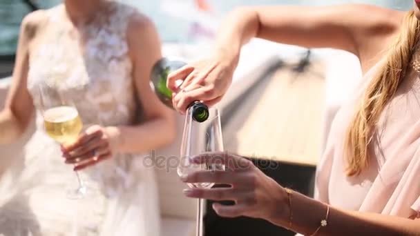 champán se vierte en una copa - Metraje, vídeo