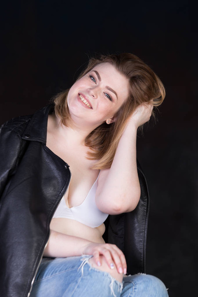 Beautiful curvy girl with blond hair and cheerful personality - Fotó, kép
